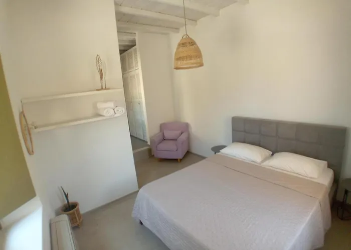 Aviola Mykonos * Φτελιά